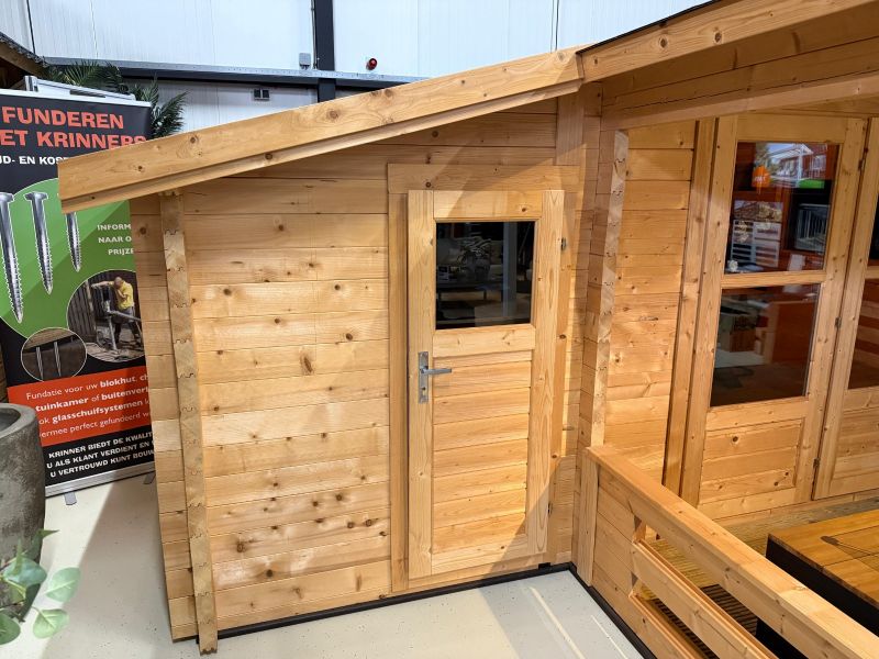 Tuindeco Manchester Blokhut 440x440 cm + overkapping 223 cm 58 mm vuren blank incl. dakshingles en vloer - Showmodel Numansdorp