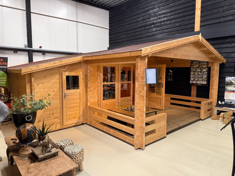 Tuindeco Manchester Blokhut 440x440 cm + overkapping 223 cm 58 mm vuren blank incl. dakshingles en vloer - Showmodel Numansdorp