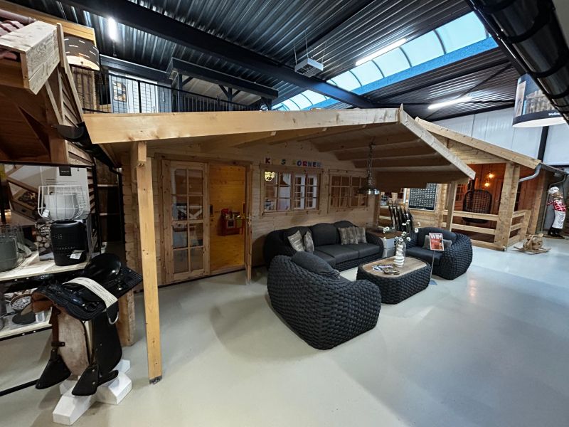 Tuindeco Piet blokhut 595x300 cm + luifel 200 cm - inclusief zwarte dakshingles, dakgoot, binnenvloer en composiet funderingsbalken - Showmodel Numansdorp