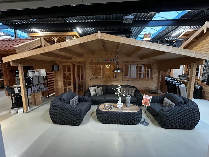 Tuindeco Piet blokhut 595x300 cm + luifel 200 cm - inclusief zwarte dakshingles, dakgoot, binnenvloer en composiet funderingsbalken - Showmodel Numansdorp