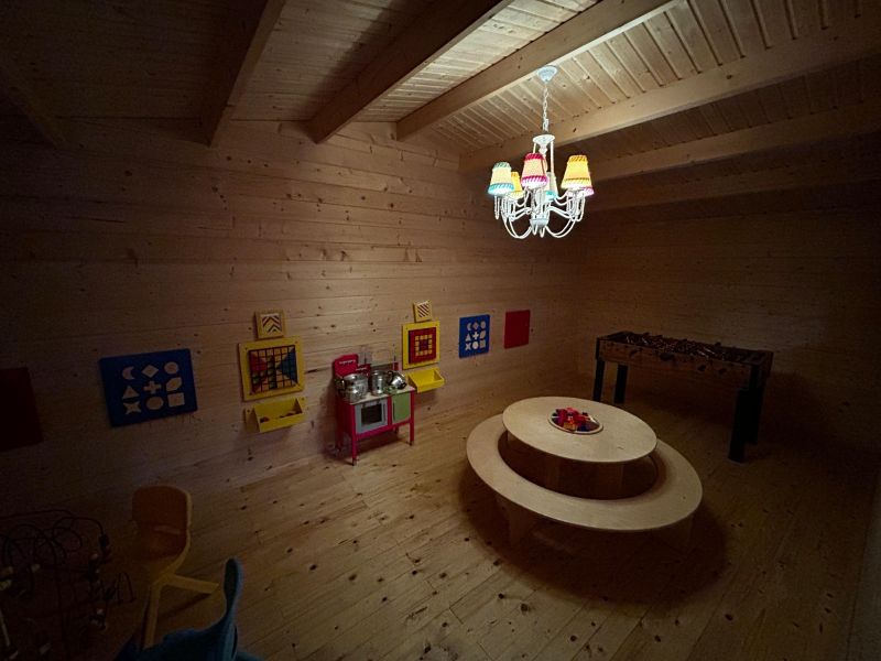 Tuindeco Piet blokhut 595x300 cm + luifel 200 cm - inclusief zwarte dakshingles, dakgoot, binnenvloer en composiet funderingsbalken - Showmodel Numansdorp