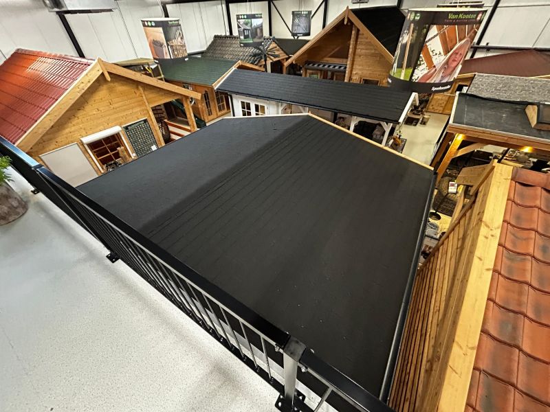 Tuindeco Piet blokhut 595x300 cm + luifel 200 cm - inclusief zwarte dakshingles, dakgoot, binnenvloer en composiet funderingsbalken - Showmodel Numansdorp