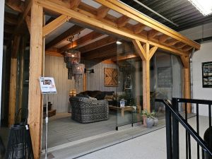 Douglasvision Overkapping Prestige 600x350 cm met glasschuifwand aan voor- en linkerzijde, achterwand en rechterwand enkelzijdig sponningplank grijs gecoat, dakplanken wit gecoat - incl. zinken afvoerbuis en composiet vlonder - Showmodel Hoofddorp