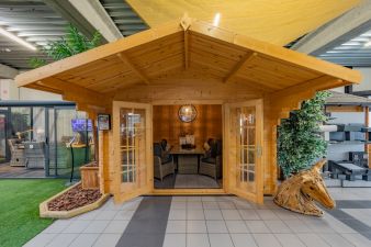 Tuindeco Sören blokhut 380x380 cm + luifel 150 cm - incl. composiet funderingsbalken en groene dakshingles - Showmodel Wommelgem